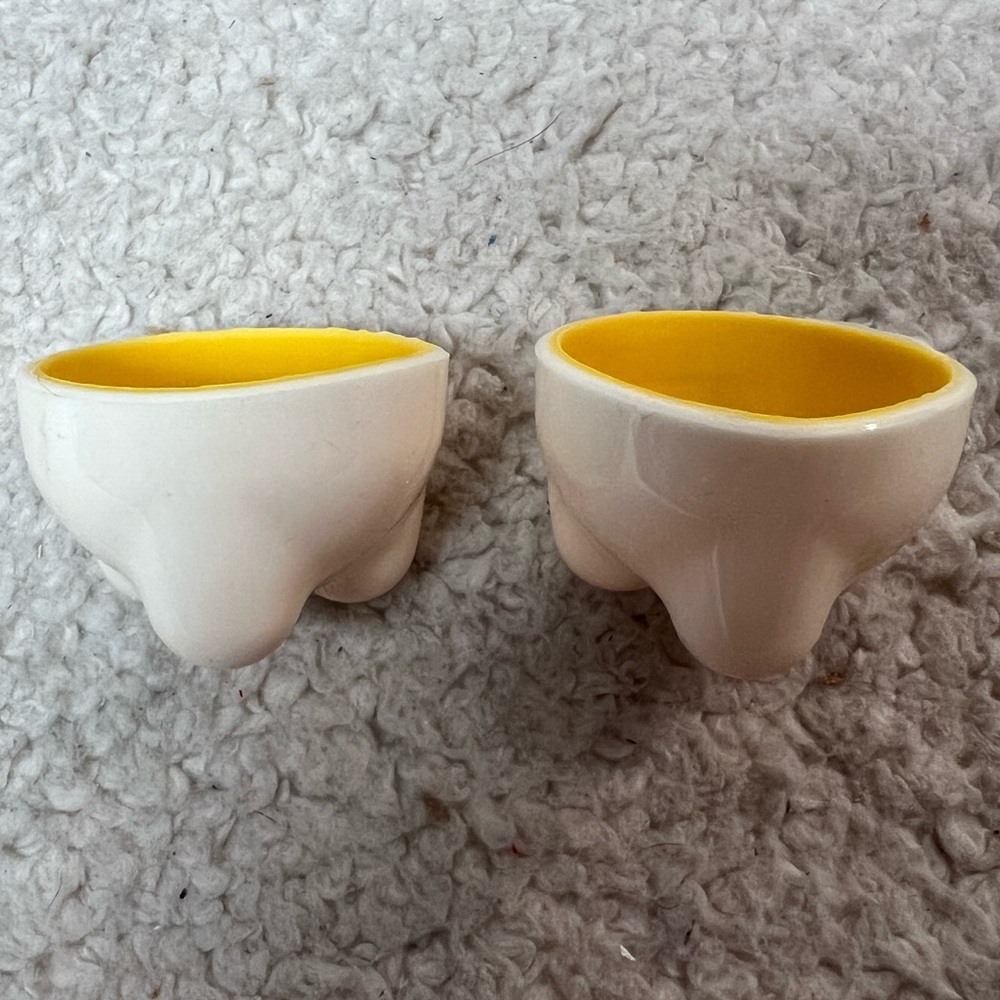 ☀️2/$14☀️Kikkerland Eggpants Egg Holder Set of Two - Picture 7 of 8